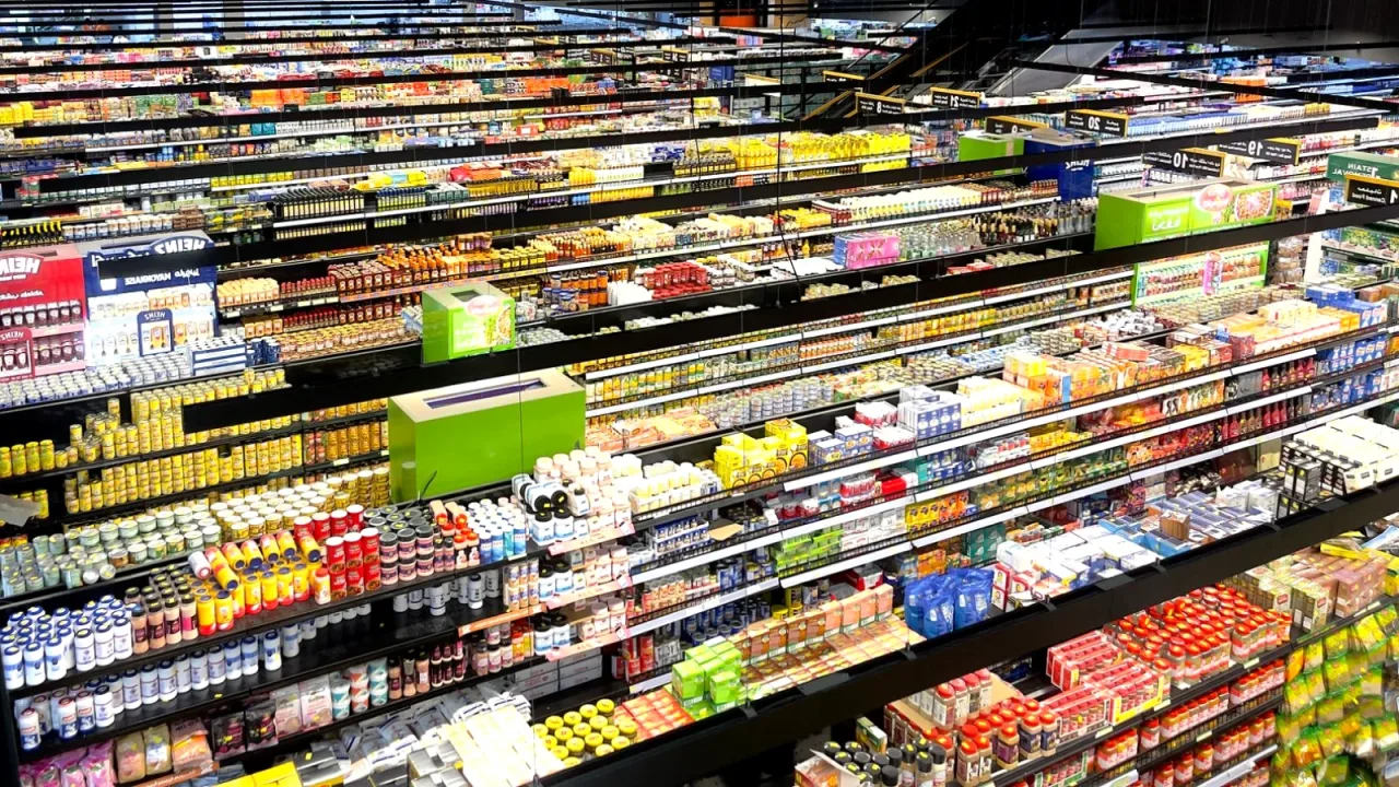 Market rafında ev tekstili ürünleri